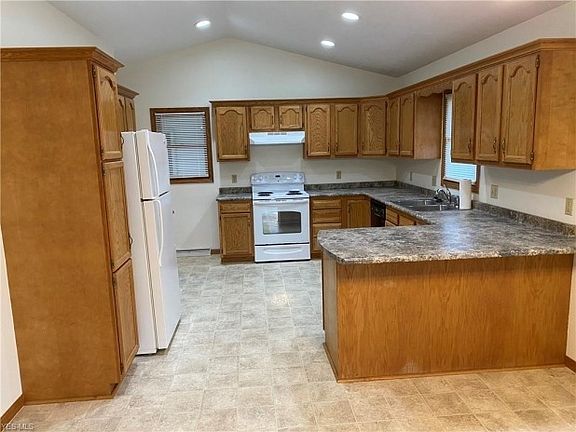4th image of 831 N Crater Ave
