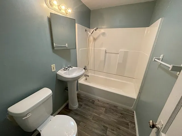 3 bed, 975 sqft, $1,100 — Photo 2