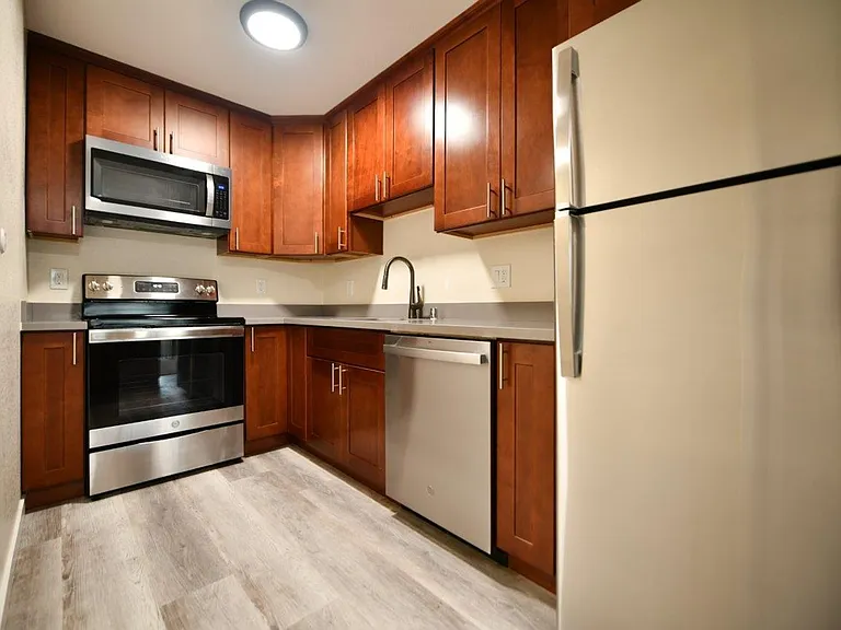 95 Linda Apartments — Photo 7