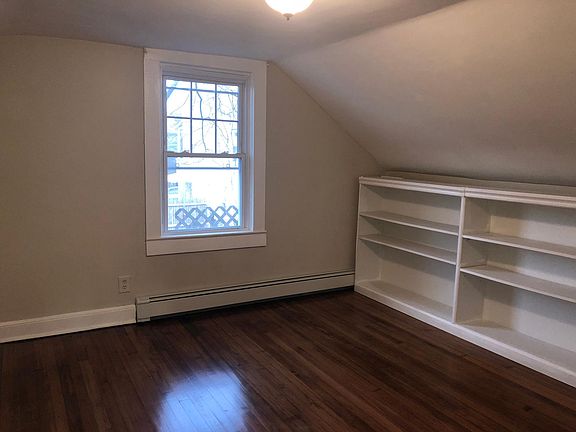 4th image of 9 Irving Ct