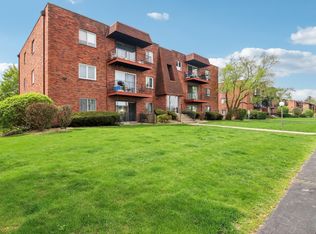 5704 128th St #1C, Crestwood, IL 60418