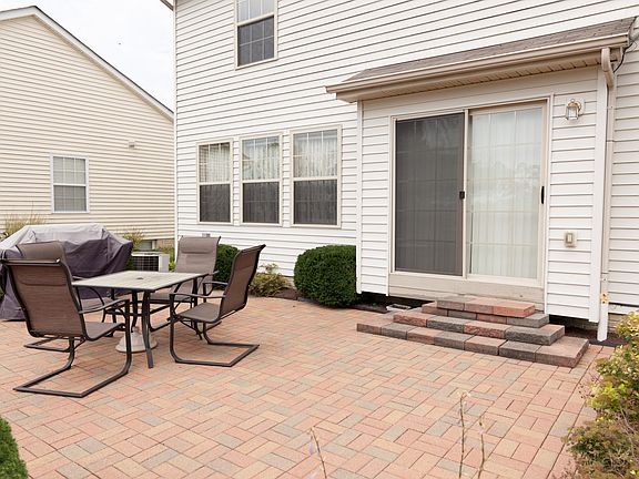 4th image of 555 Clifden Ct