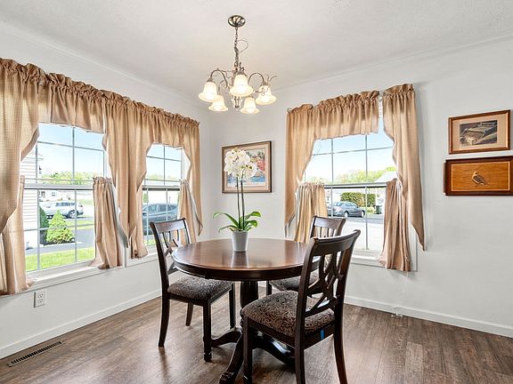 4th image of 70 Kendall Ct
