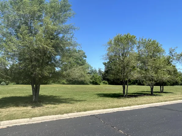 8 Coronado Dr, Jackson, MI 49201