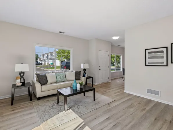 1336 Yorkshire Ln, Shakopee, MN 55379