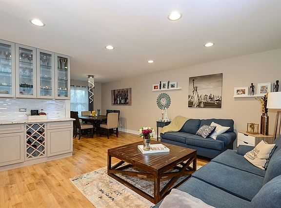 4th image of 1521 Spruce Ave