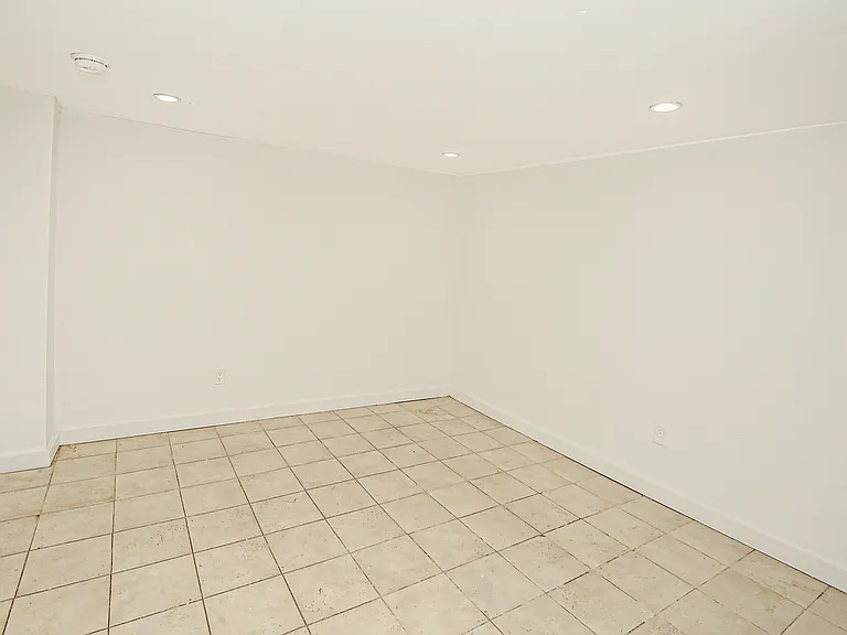 221 Howard Ave #1R — Photo 18