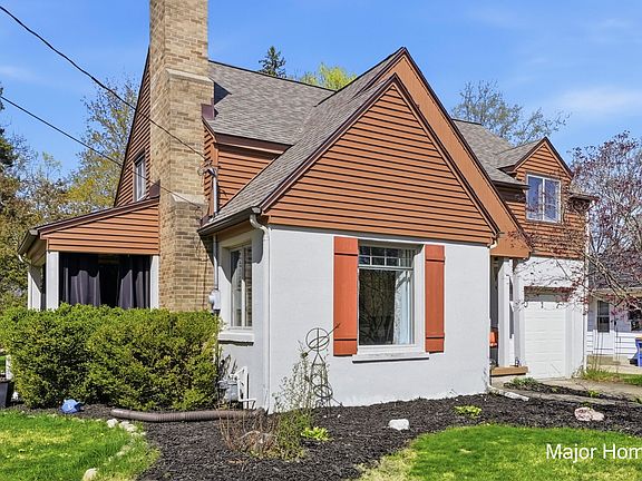 3rd image of 1017 Lamberton St NE