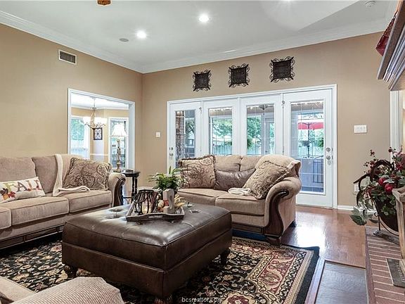 3rd image of 4909 Bay Oaks Ct