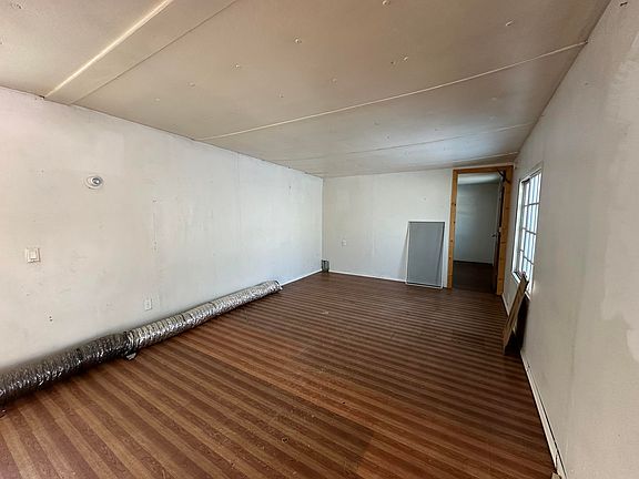 5th image of 305 Railroad St