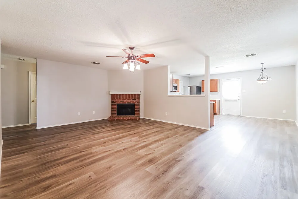 3 bed, 2.0 bath, 1507 sqft, $2,220 — Photo 4