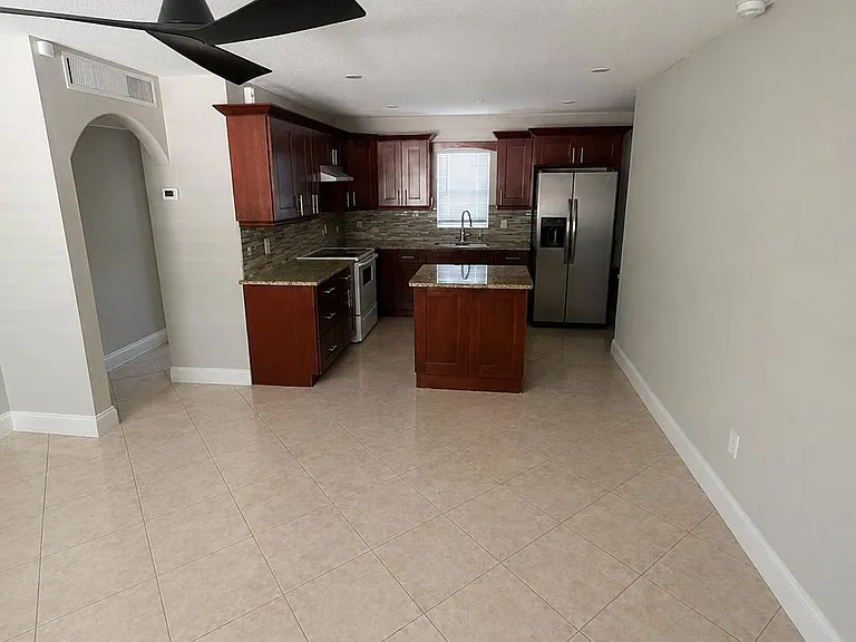 813 Joel Blvd — Photo 2