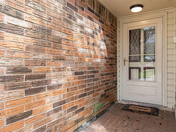 3rd image of 630 W Country Grove Cir