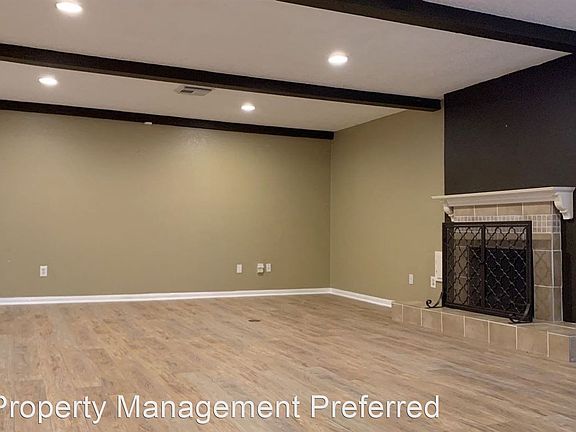 3rd image of 1510 Queens Ln