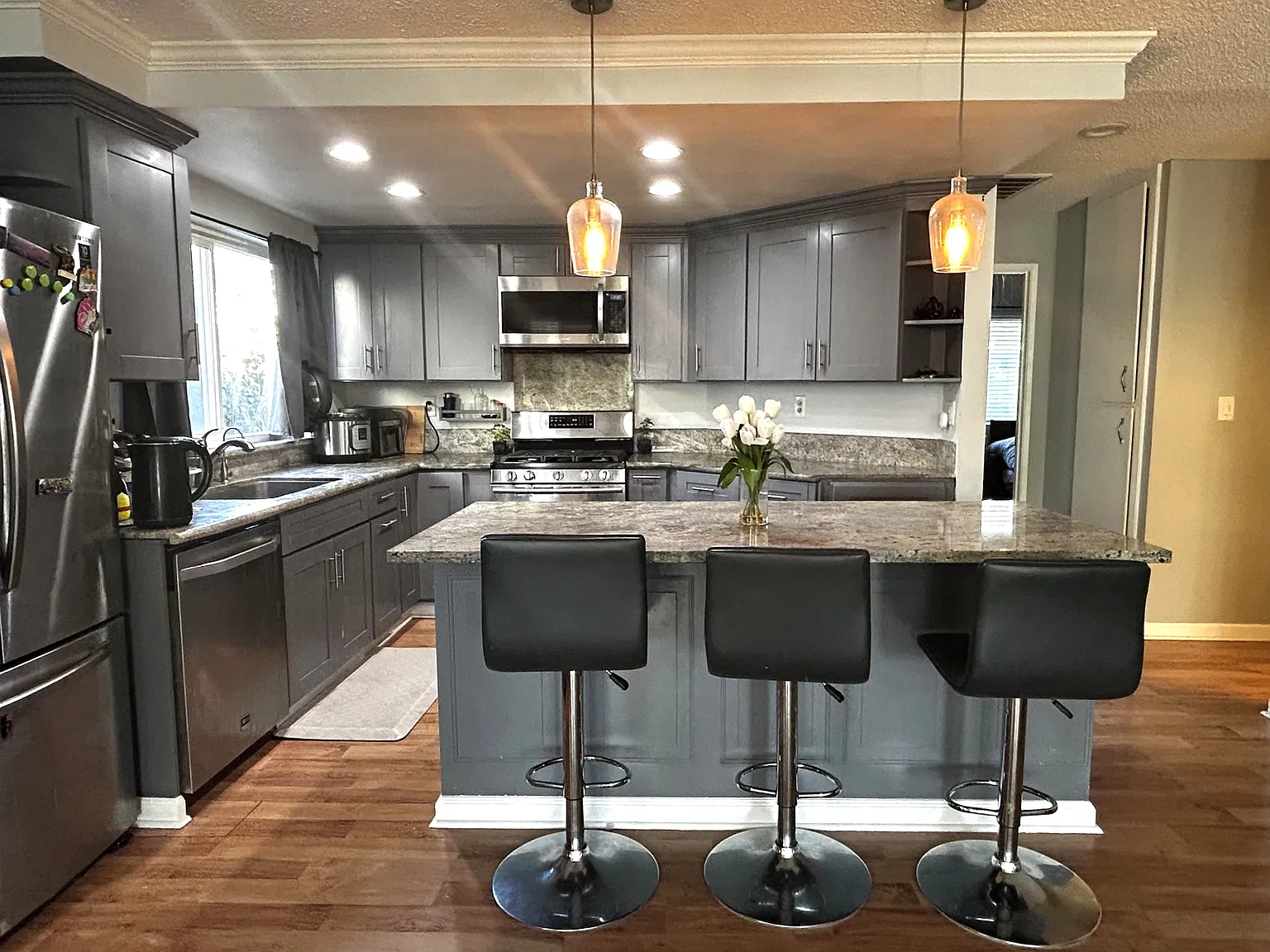3 bed, 1600 sqft, $4,300 — Photo 1