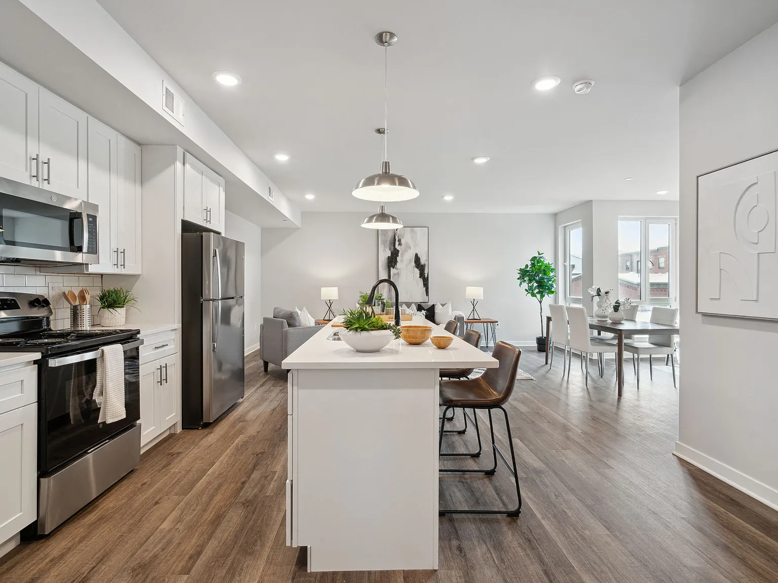 101 Oxford — Photo 1