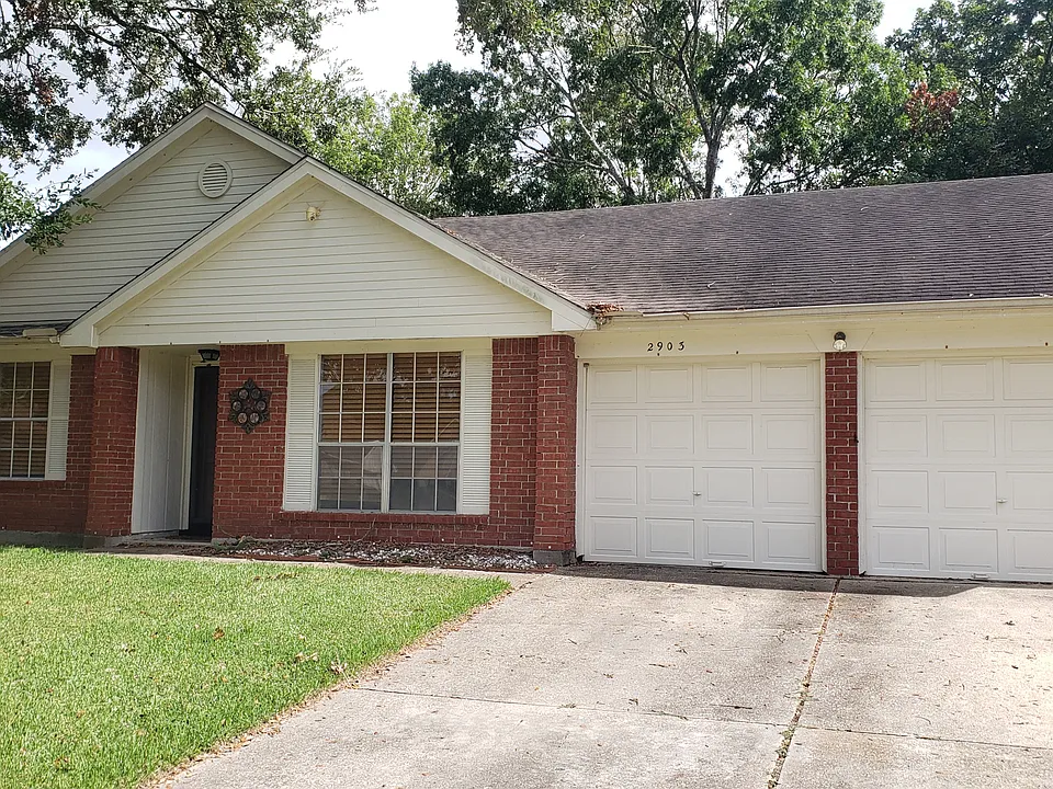 2903 Forest Hills Dr