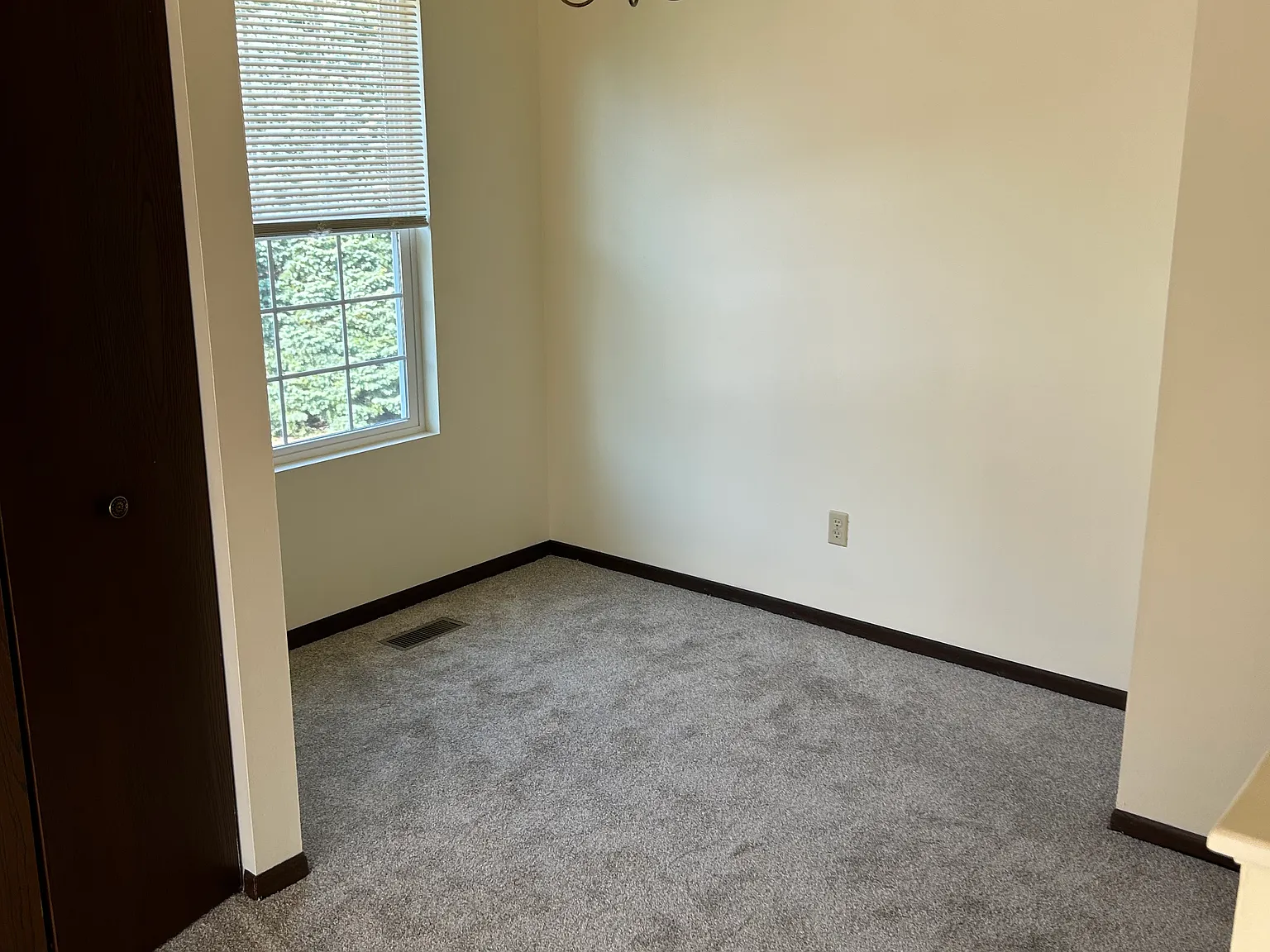2 bed, 850 sqft, $1,300 — Photo 2