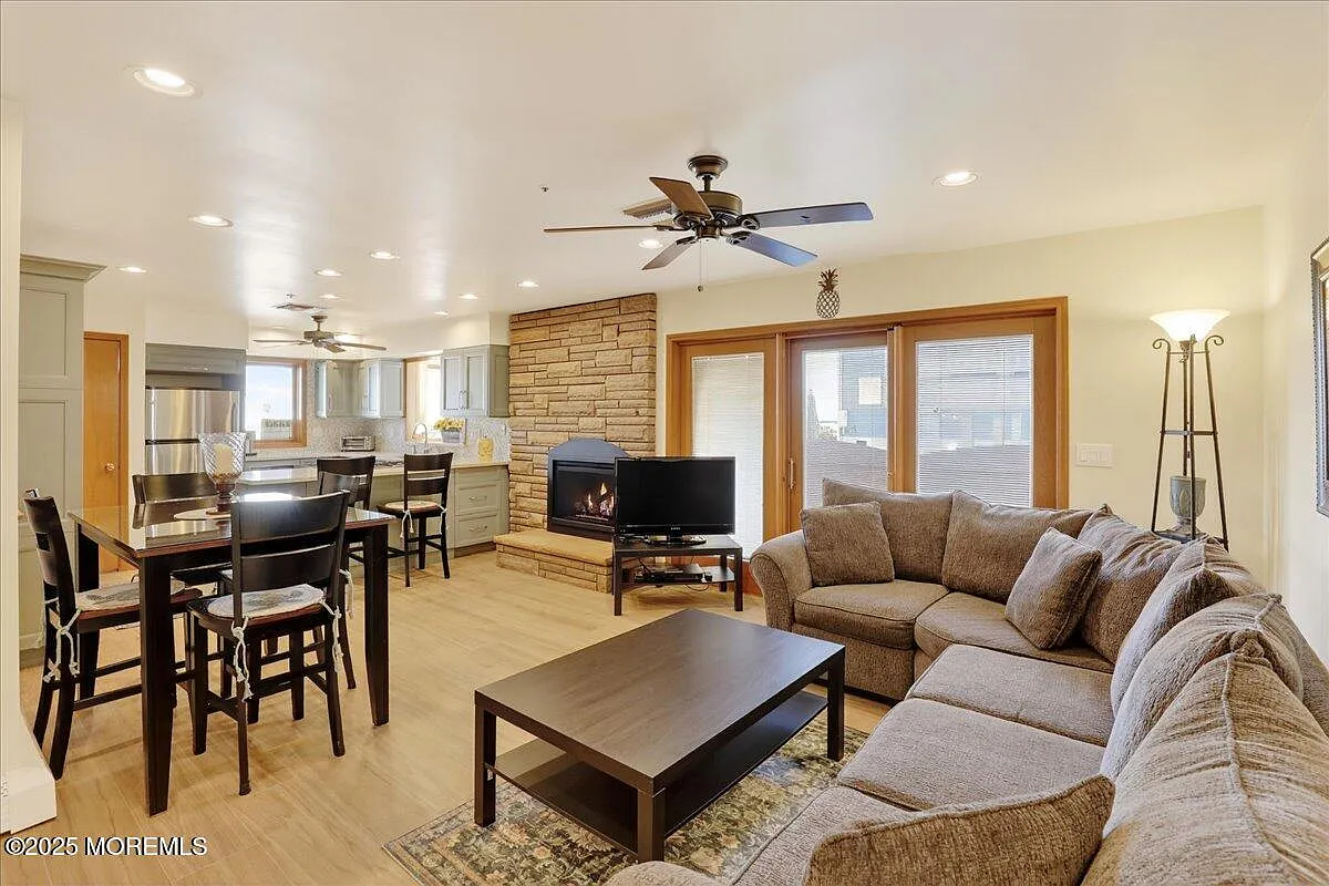 3 bed, 2916 sqft, $5,200 — Photo 4