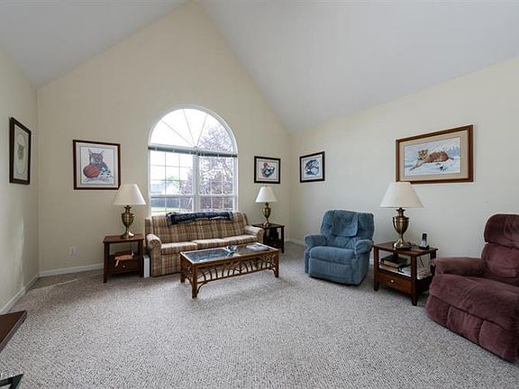 2nd image of 1127 Summit Dr