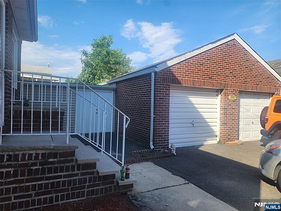 3rd image of 752 Ridge Rd