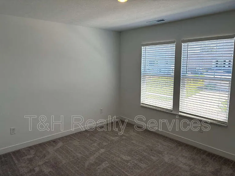 542 Jefferson St — Photo 9