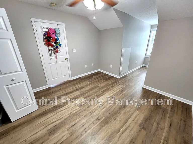 303 Rexford Dr — Photo 21