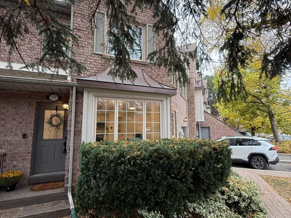 137 Hall St #5, Richmond Hill, ON L4C 4N9
