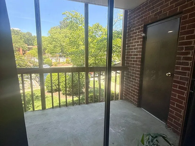 2105 Turtle Creek Dr #8 — Photo 9