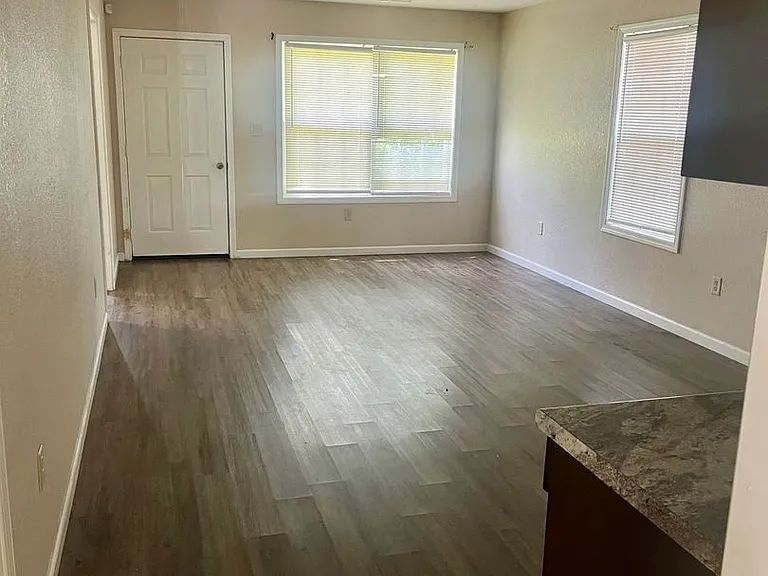127 Drake St — Photo 5