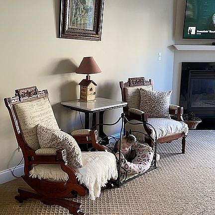 Living room w/ gas fireplace