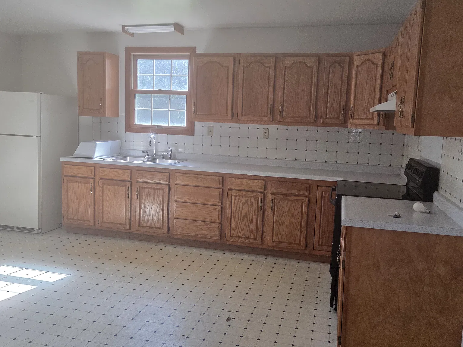 3 bed, 1.5 bath, 1800 sqft, $1,300 — Photo 4