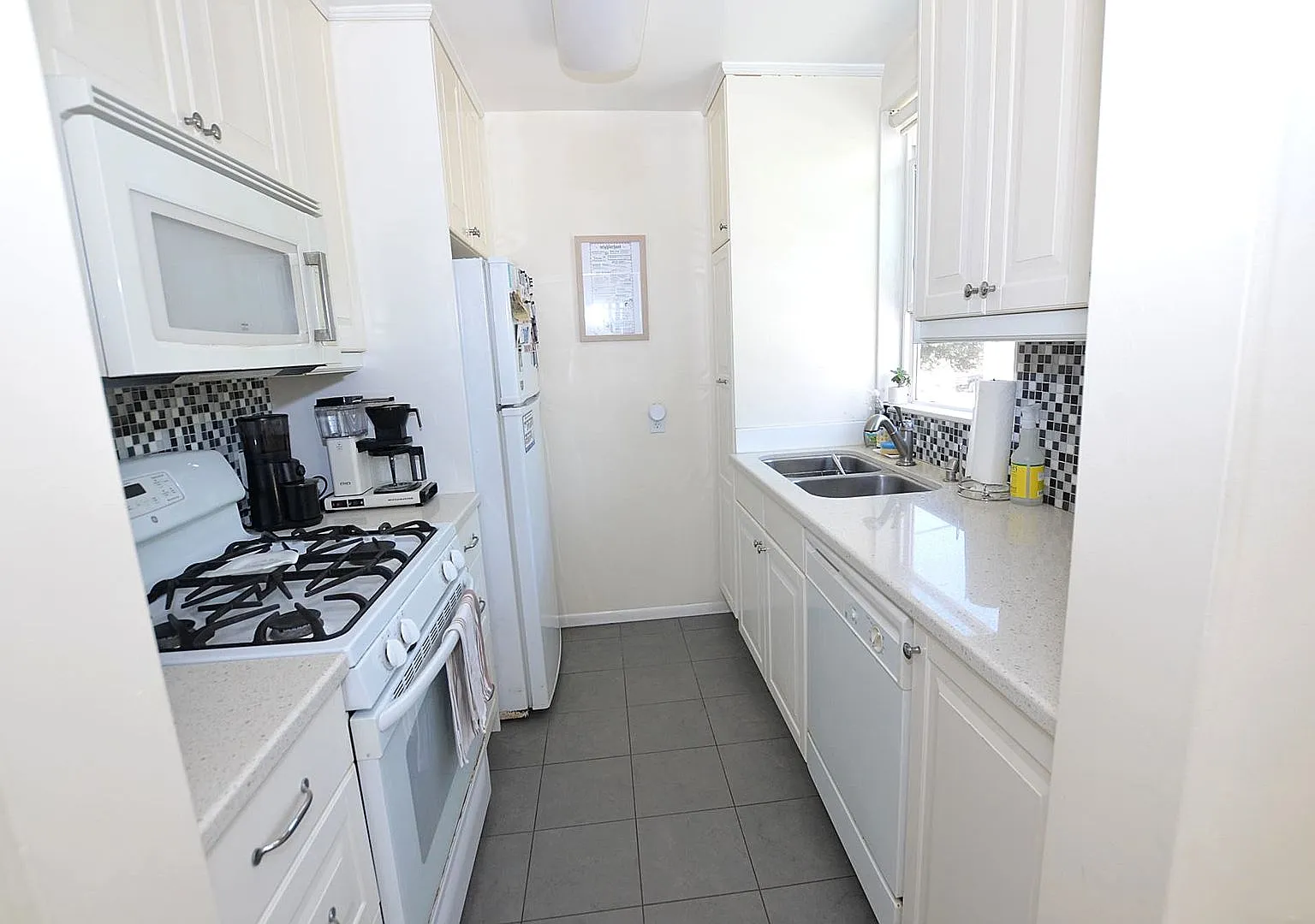 2 Bedroom/1 Bath Unfurnished Back house 2nd floor — Photo 3