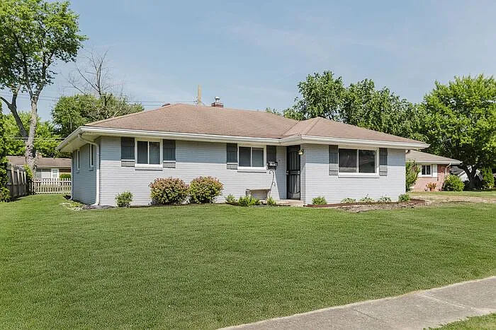 3 bed, 1.0 bath, 1043 sqft, $1,370 — Photo 3