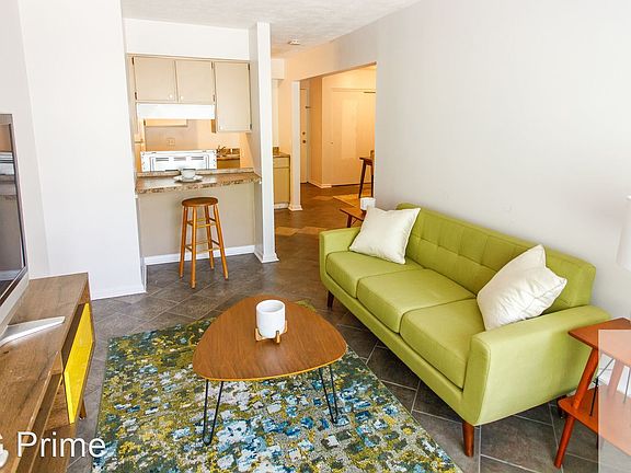 3rd image of 319 E Hillsdale St APT 1
