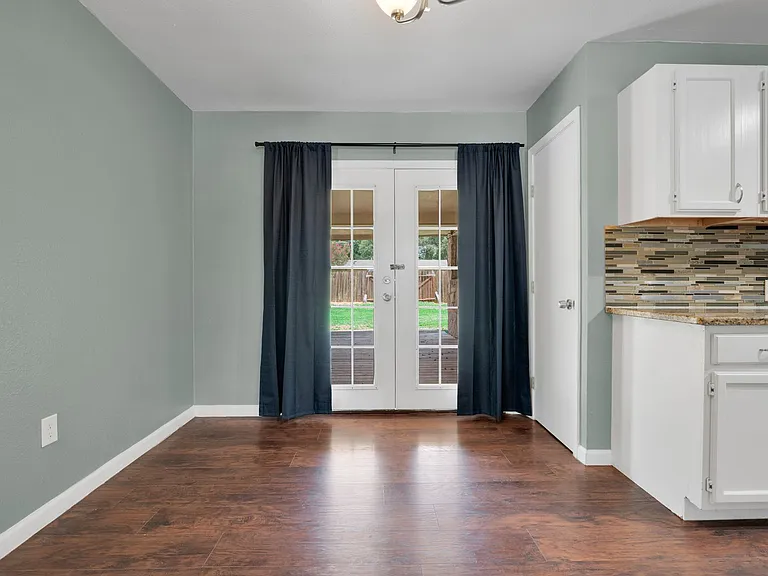 417 E Lindbergh Blvd — Photo 7