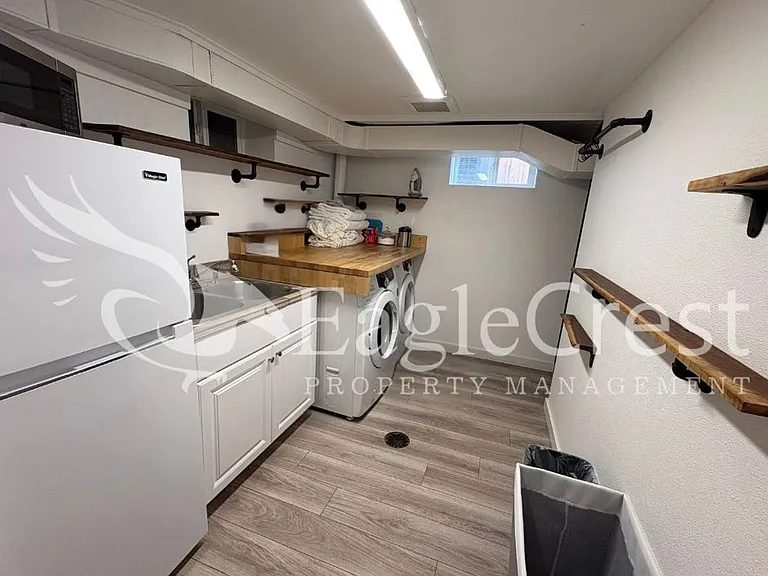 1031 N Clinton St — Photo 25