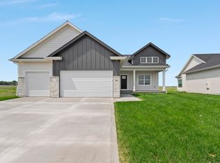 220 Creekside Dr, Bondurant, IA 50035
