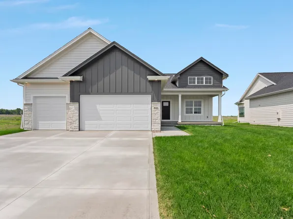 220 Creekside Dr, Bondurant, IA 50035