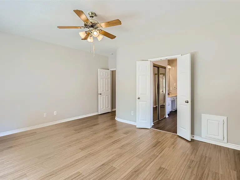 8904 Marthas Dr — Photo 6