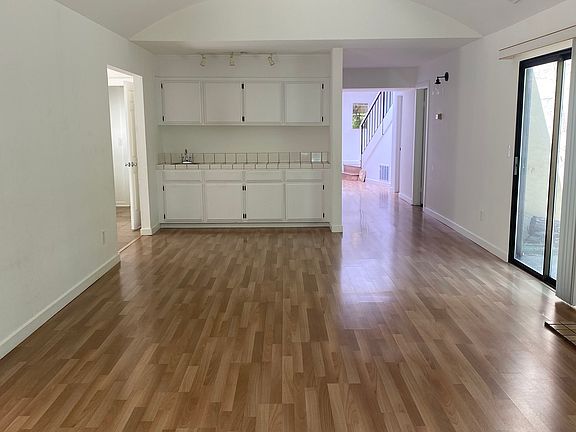 4th image of 828 W 2nd St