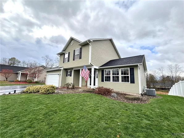 14 Charing Cross Cir, Baldwinsville, NY 13027