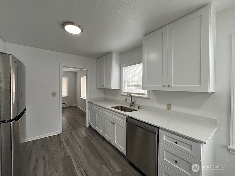 4th image of 3119 Bridgeport Way W