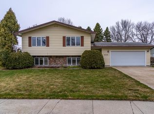 2320 W Springbrook Ct, Grand Forks, ND 58201