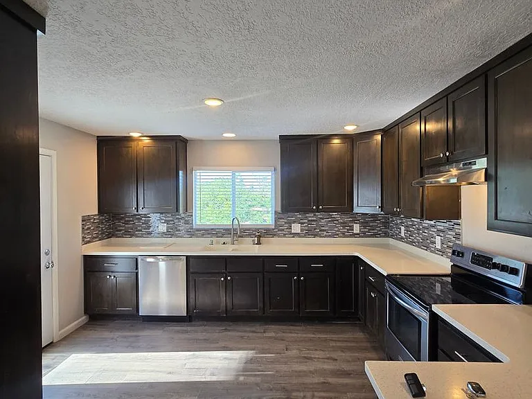 411 Manzano St NE #A — Photo 11