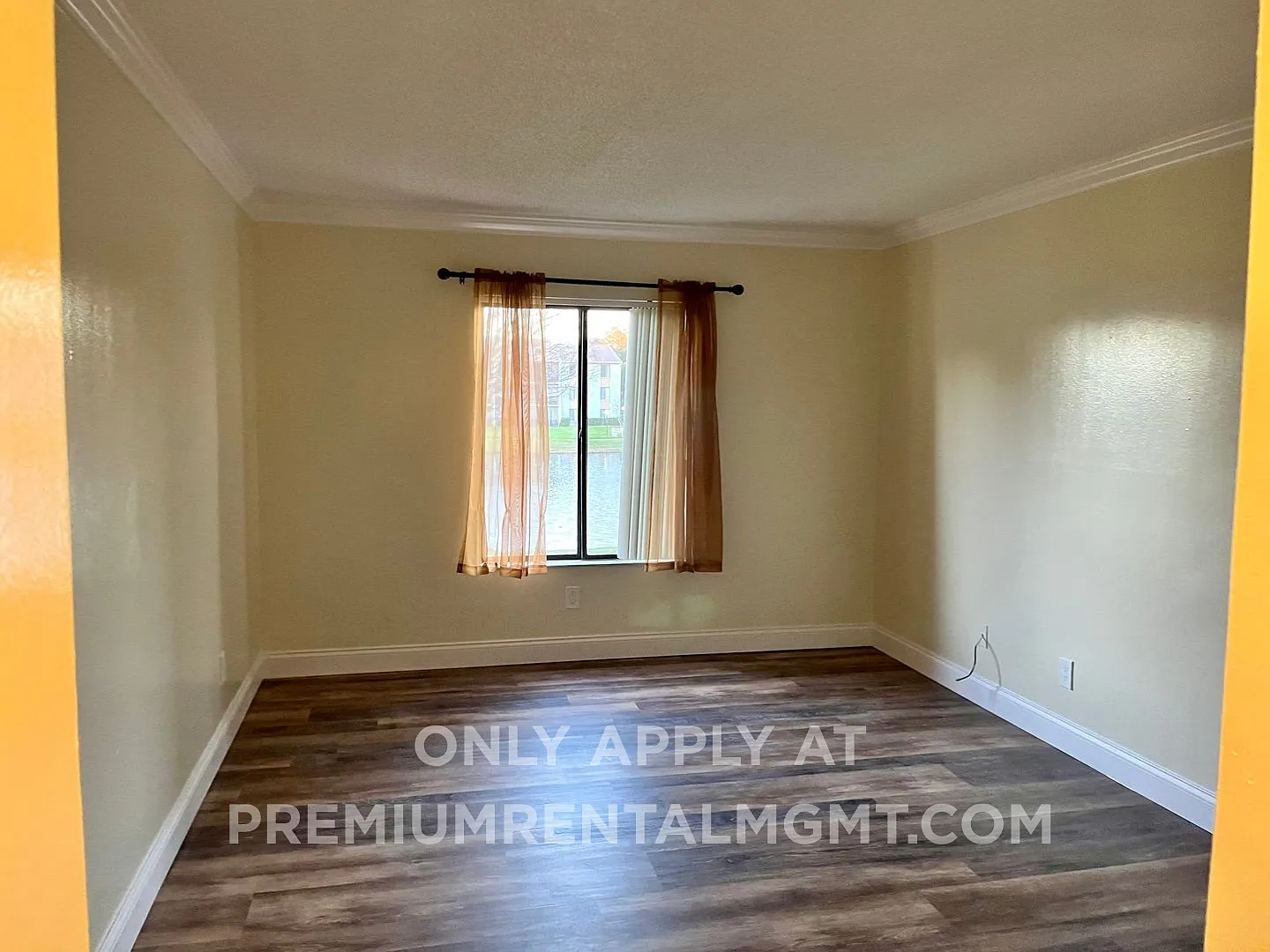 1 Bedroom 2nd Floor Condo in East Orlando with Laminate Flooring and Scenic Balcony View! — Photo 4