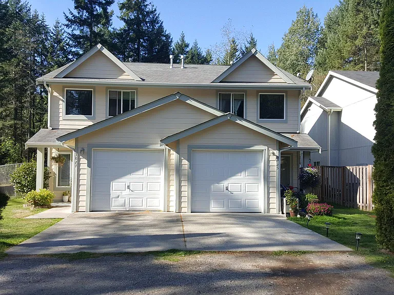 Conveniently located in a quiet cul de sac, backs up to nature, fenced in backyard , one car garage.
Close to all services, great school district.