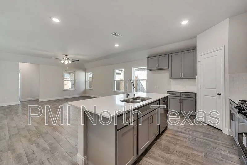 4 bed, 2.0 bath, 1945 sqft, $2,200 — Photo 4