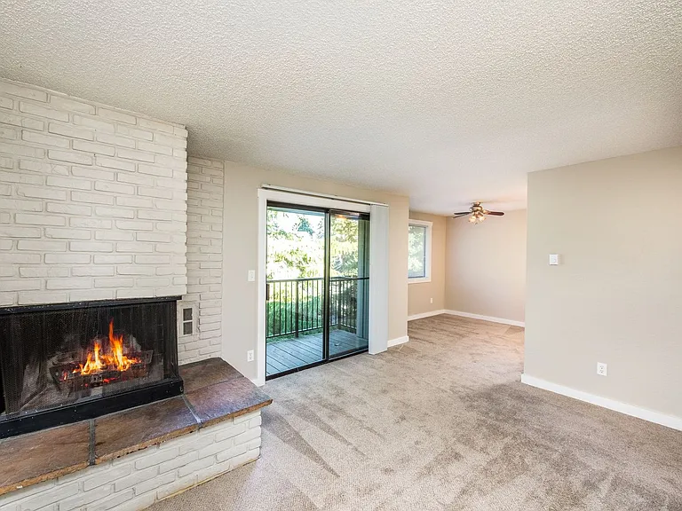 Cross Creek Apartments — Photo 11