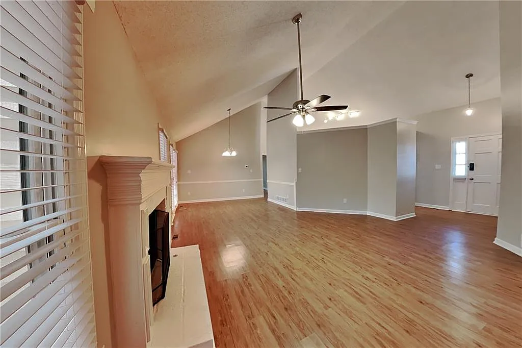 3 bed, 2.0 bath, 1717 sqft, $2,075 — Photo 4